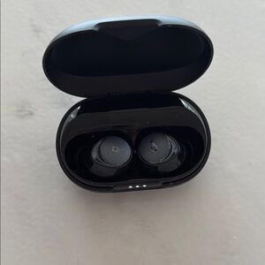 Beats by Dre Black Wireless Earbuds with Charging Case